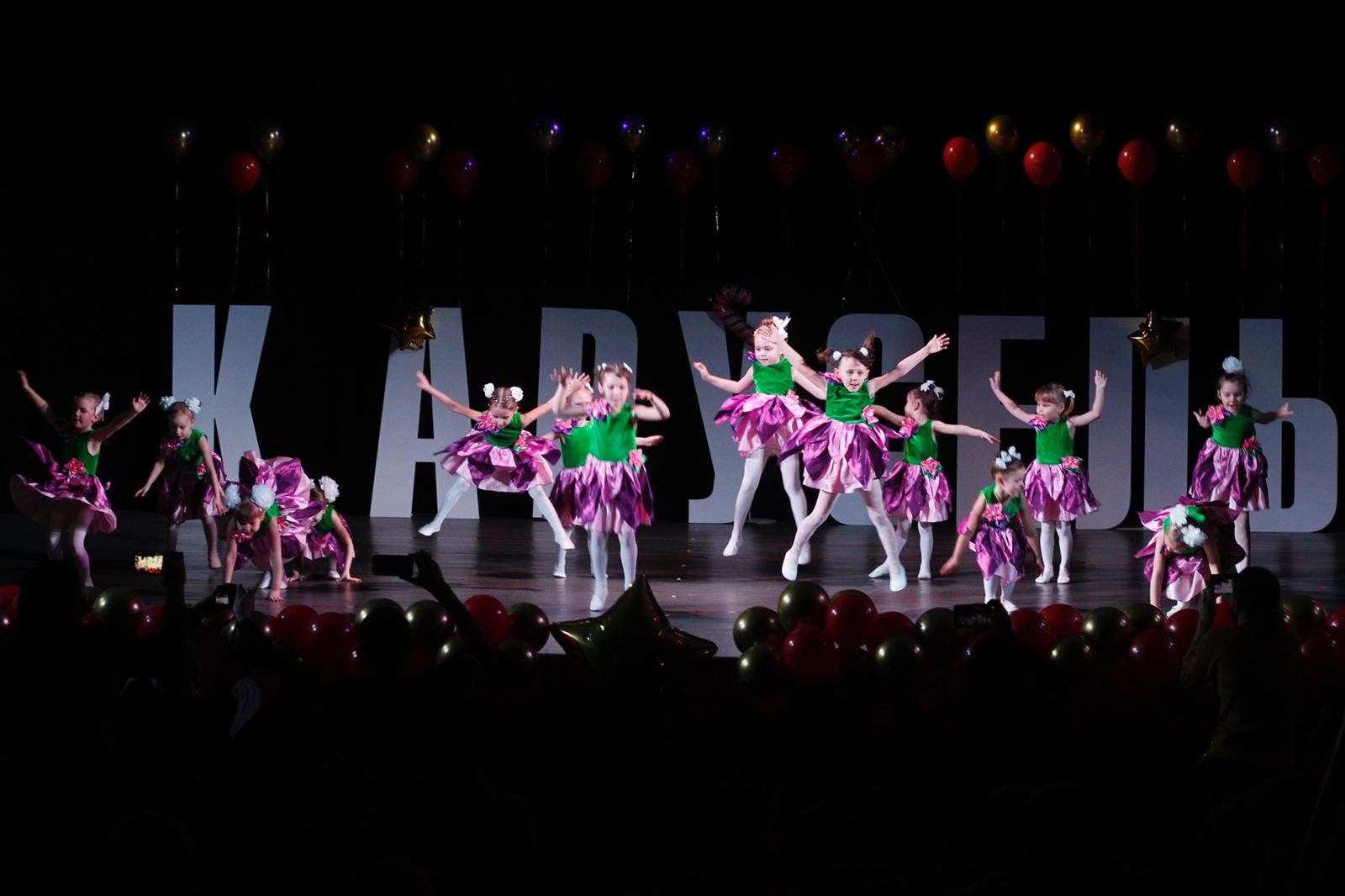 Дети на сцене